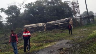 Imagem referente à notícia: Caminhão com carga de óleo vegetal tomba na BR-277 e interdita rodovia nos dois sentidos em Morretes