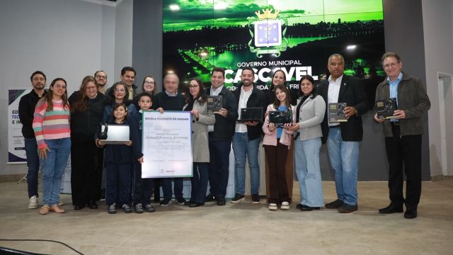 Escolas de Cascavel recebem reconhecimento estadual por resultados na alfabetização e novos kits tecnológicos