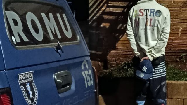 Homem com mandado de prisão é capturado pela ROMU ao tentar se esconder em casa investigada por tráfico em Cascavel