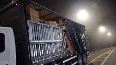 Imagem referente à notícia: PRF apreende 150 mil maços de cigarros contrabandeados escondidos em caminhão na BR-373, em Ponta Grossa
