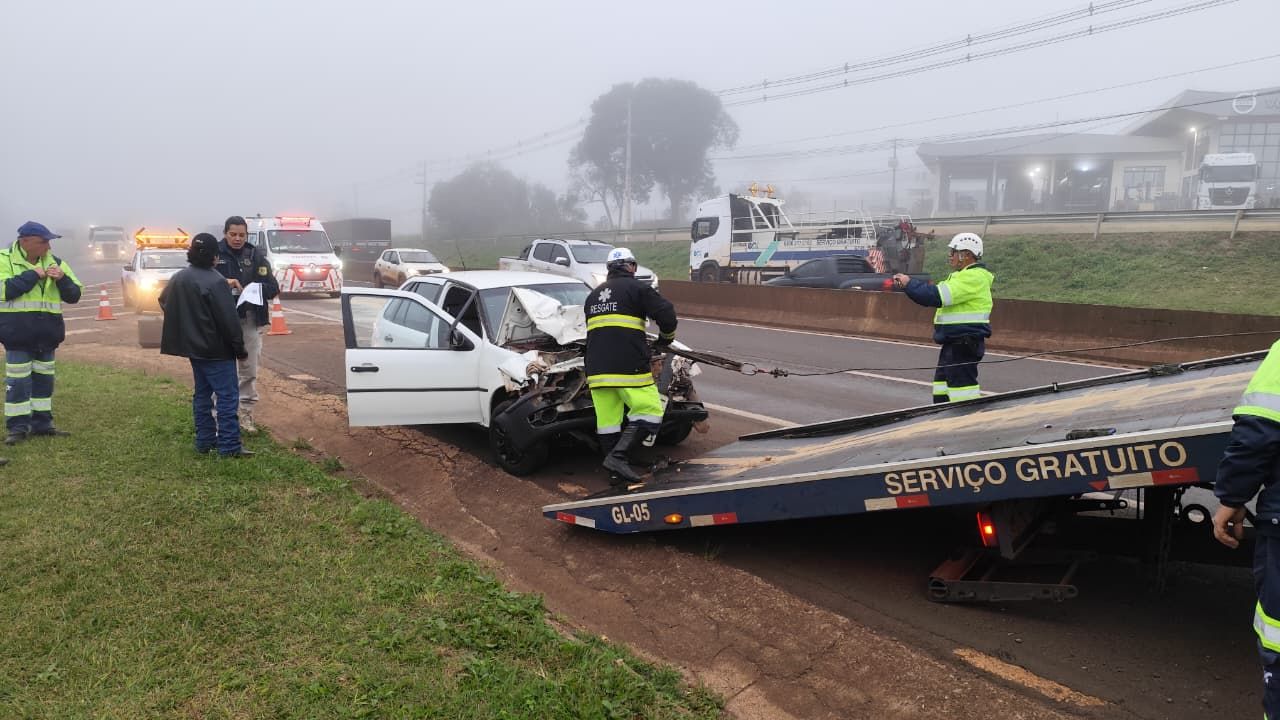 Colisão entre caminhão e carro destrói frente de veículo e causa congestionamento na BR-277, em Cascavel