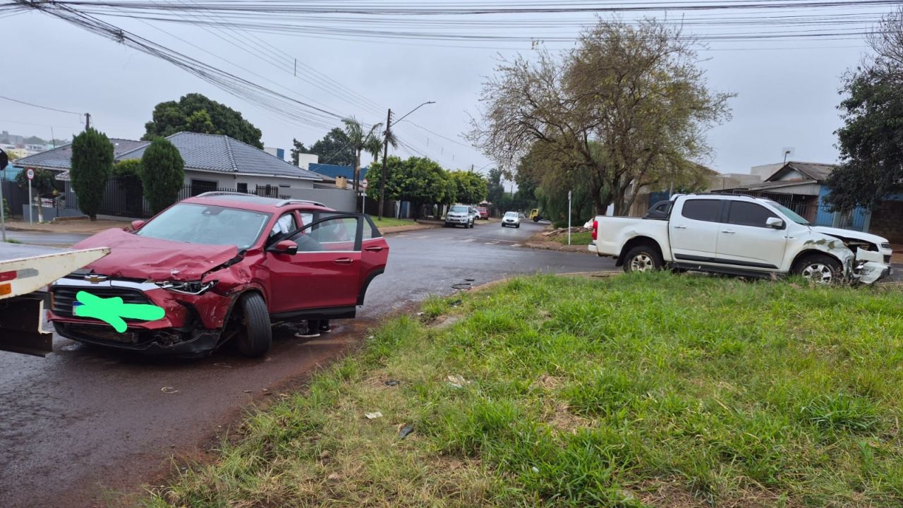 Colisão em cruzamento no Bairro Santa Cruz deixa passageiros feridos e mobiliza SIATE em Cascavel