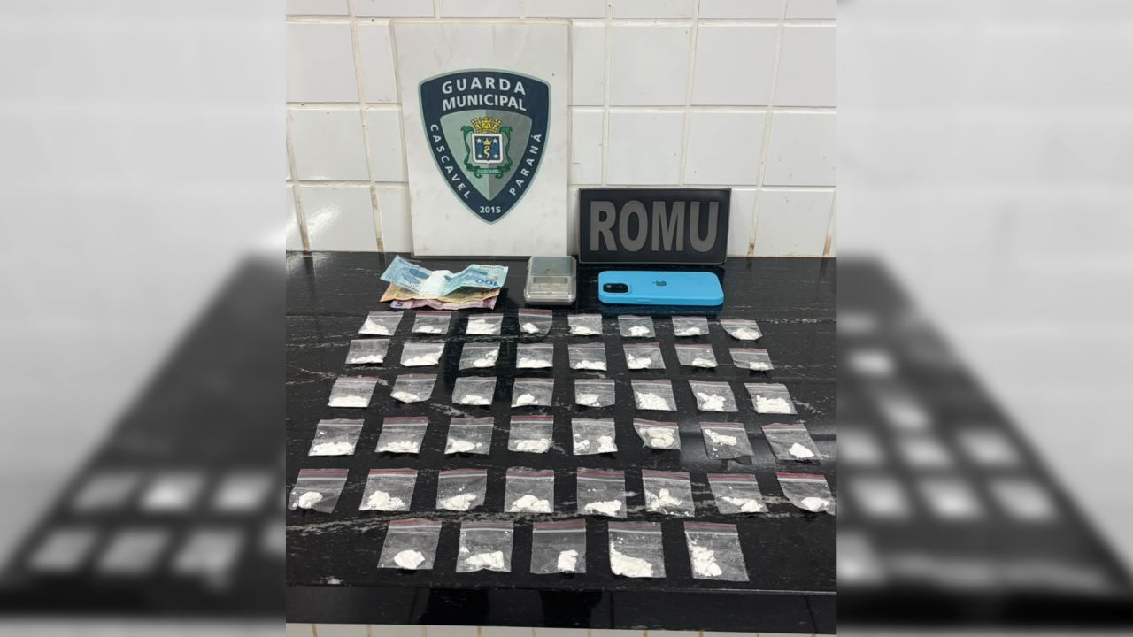 Jovem de 18 anos é preso com 45 buchas de cocaína e balança de precisão em Cascavel