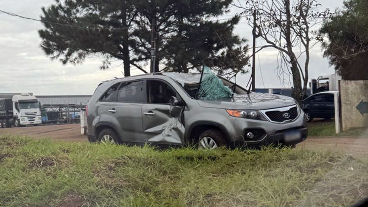 Capotamento na BR-467 em Cascavel deixa motorista ferido após tentativa de desviar de animal na pista