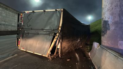 Imagem referente à notícia: Carreta de caminhão paraguaio tomba no Trevo Cataratas e motorista fica ferido em Cascavel