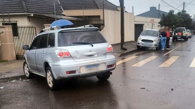 Imagem referente à notícia: Mulher fica ferida após colisão entre Mitsubishi Airtrek e Ford Ka no Jardim Itália, em Cascavel