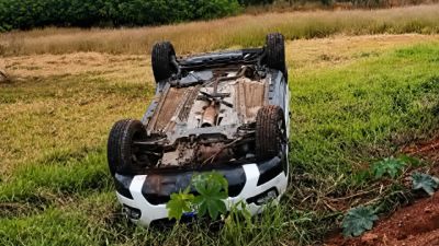 Imagem referente à notícia: Motorista perde o controle de Ford Ecosport e capota em barranco no Loteamento Santo Inicio, em Cascavel