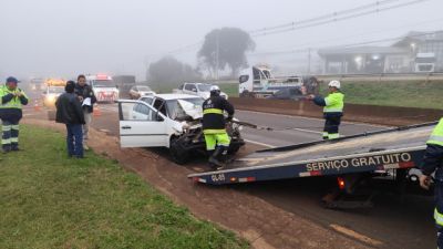 Imagem referente à notícia: Colisão entre caminhão e carro destrói frente de veículo e causa congestionamento na BR-277, em Cascavel