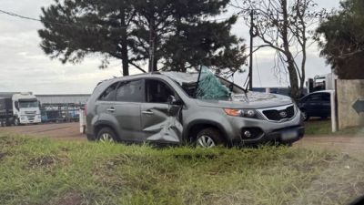 Imagem referente à notícia: Capotamento na BR-467 em Cascavel deixa motorista ferido após tentativa de desviar de animal na pista