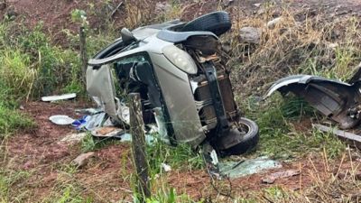 Imagem referente à notícia: Jovem de 18 anos morre após carro sair da pista, atingir árvore e despencar em barranco na PR-495
