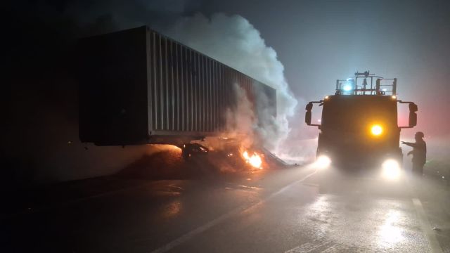 Incêndio destrói caminhão carregado com amendoim e interdita a BR-376 por três horas no Paraná