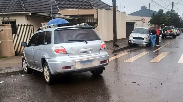 Mulher fica ferida após colisão entre Mitsubishi Airtrek e Ford Ka no Jardim Itália, em Cascavel
