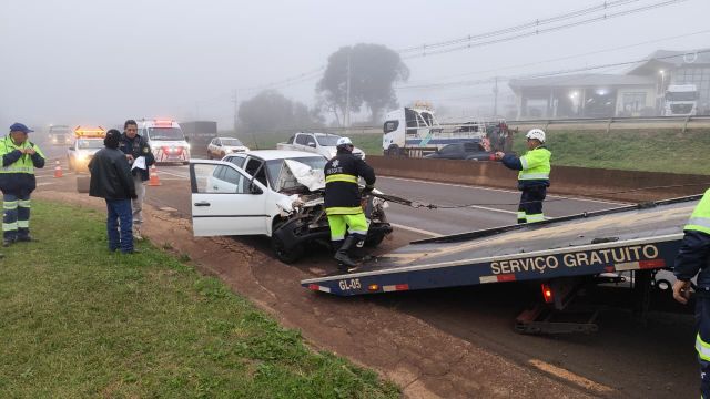 Colisão entre caminhão e carro destrói frente de veículo e causa congestionamento na BR-277, em Cascavel