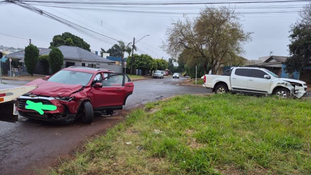 Colisão em cruzamento no Bairro Santa Cruz deixa passageiros feridos e mobiliza SIATE em Cascavel
