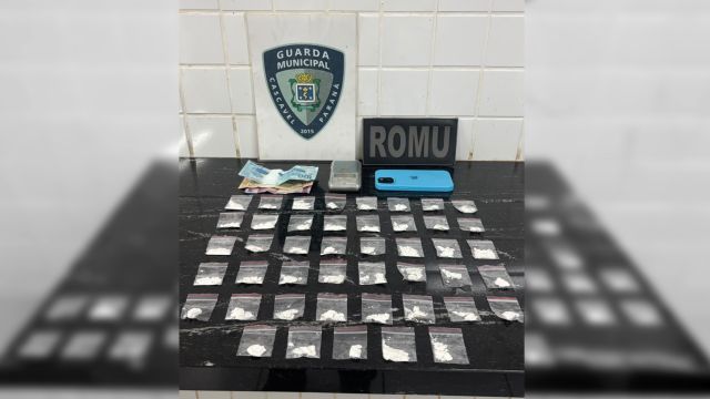 Jovem de 18 anos é preso com 45 buchas de cocaína e balança de precisão em Cascavel