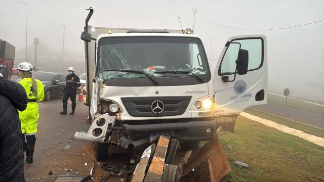 Colisão entre caminhão e carreta mobiliza equipes de resgate e causa lentidão no Trevo Cataratas, em Cascavel