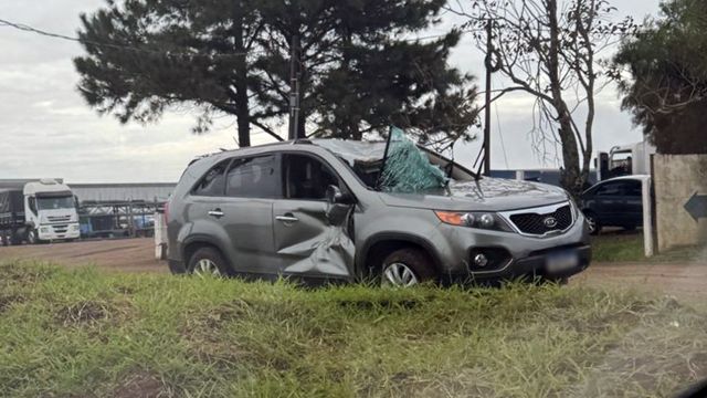 Capotamento na BR-467 em Cascavel deixa motorista ferido após tentativa de desviar de animal na pista