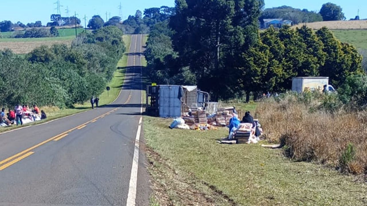 Caminhão carregado com 19 toneladas de alimentos tomba na PR-473 e carga é saqueada por indígenas em Nova Laranjeiras