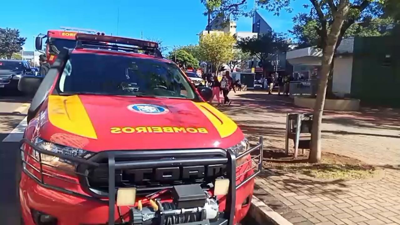 Incêndio em quiosque mobiliza bombeiros no Calçadão Central de Cascavel após invasão em estrutura de banheiros