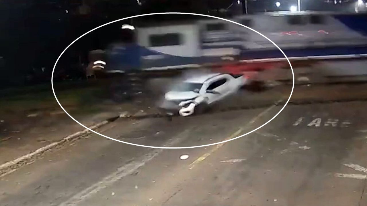 Câmeras registram caminhonete sendo arrastada por trem em cruzamento ferroviário de Jandaia do Sul