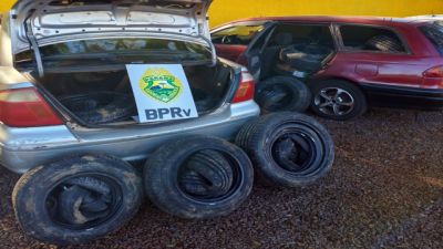 Imagem referente à notícia: Operação Reforço apreende 80 pneus contrabandeados transportados em dois carros paraguaios na PR-585