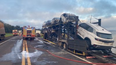 Imagem referente à notícia: Incêndio destrói caminhão-cegonha com cerca de 10 carros e interdita a BR-277 em Céu Azul
