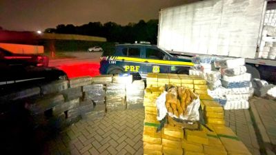 Imagem referente a notícia: PRF localiza mais de duas toneladas de maconha escondidas em carga de papel em Araucária