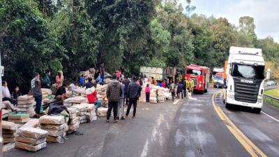 Imagem referente à notícia: Motorista fica gravemente ferido após caminhão carregado com frangos congelados tombar na BR-277