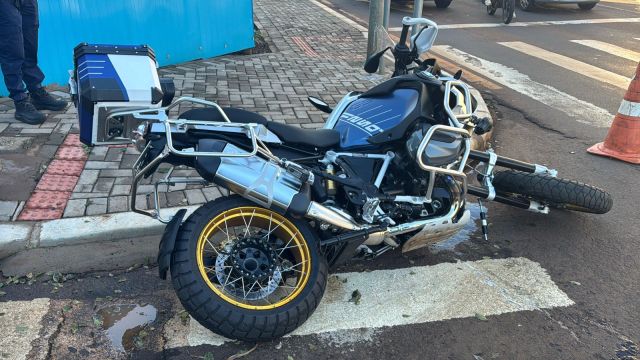 Motociclista de 64 anos fica ferido em colisão com carro no Centro de Cascavel