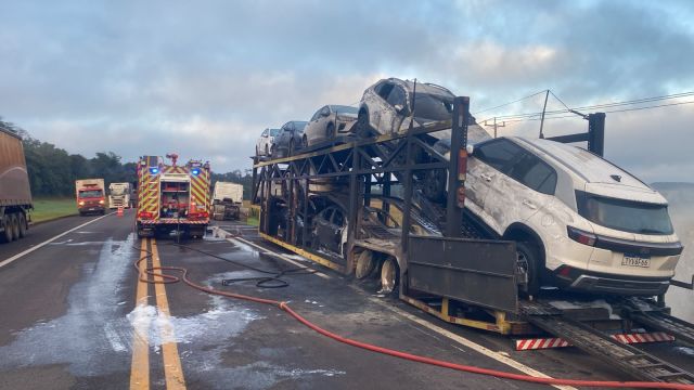 Incêndio destrói caminhão-cegonha com cerca de 10 carros e interdita a BR-277 em Céu Azul