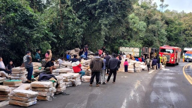 Imagem referente a notícia: Motorista fica gravemente ferido após caminhão carregado com frangos congelados tombar na BR-277