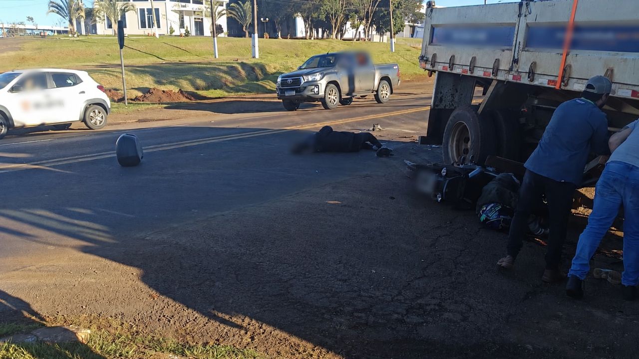 Motociclista morre e passageira fica gravemente ferida em colisão com caminhão na BR-277, em Matelândia