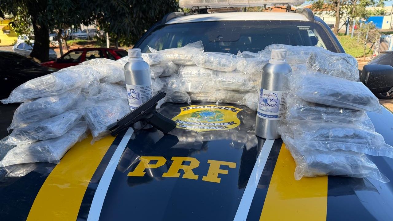 PRF encontra mais de 30 kg de drogas e pistola com kit rajada escondidos em carro na BR-369, em Londrina