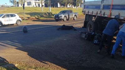 Imagem referente à notícia: Motociclista morre e passageira fica gravemente ferida em colisão com caminhão na BR-277, em Matelândia