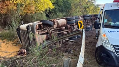 Imagem referente à notícia: Motorista morre preso às ferragens após carreta bitrem tombar na BR-163 entre Mercedes e Guaíra