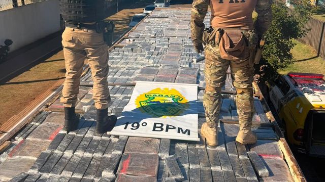 Ação conjunta da PRF e PM apreende cerca de 3 toneladas de maconha em caminhão em Cascavel