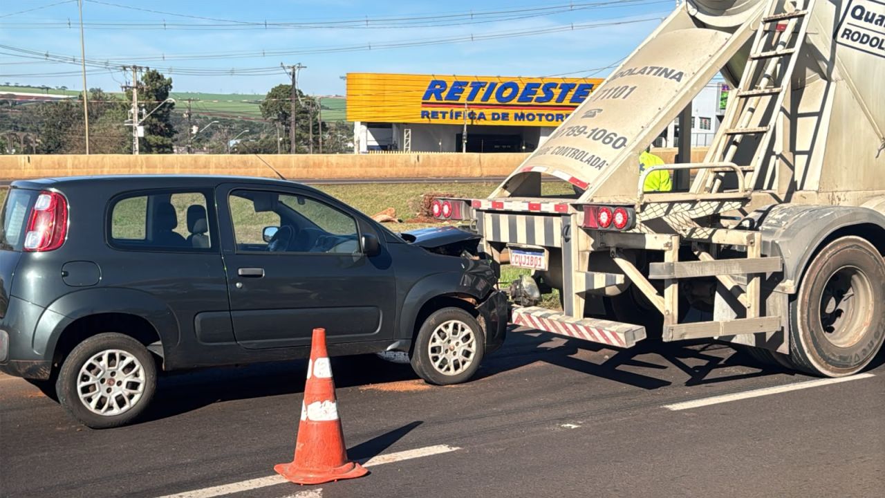 Engavetamento entre caminhão e dois carros é registrado no Trevo Cataratas, em Cascavel