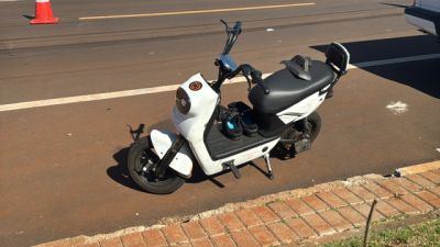 Imagem referente à notícia: Dois adolescentes ficam feridos em colisão entre moto elétrica e carro no Bairro Periolo, em Cascavel