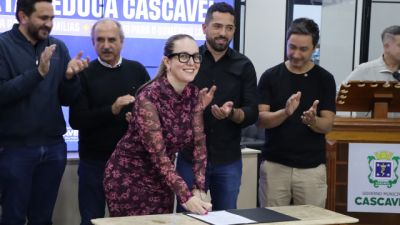 Imagem referente à notícia: Prefeitura lança "Cartão Material Escolar Educa Cascavel" que deve movimentar cerca de R$ 4 milhões no comércio local
