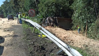 Imagem referente à notícia: Motorista de caminhão morre após colisão na BR-277 em Morretes; acidente envolveu dois caminhões e uma motocicleta