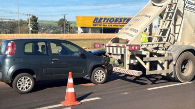 Imagem referente à notícia: Engavetamento entre caminhão e dois carros é registrado no Trevo Cataratas, em Cascavel