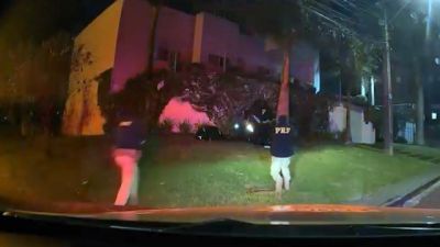 Imagem referente à notícia: Homem foge da PRF com triciclo a mais de 150 km/h, bate em árvore e é preso com carga de R$ 100 mil em smartwatches