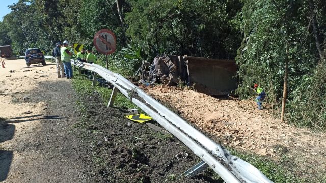 Motorista de caminhão morre após colisão na BR-277 em Morretes; acidente envolveu dois caminhões e uma motocicleta