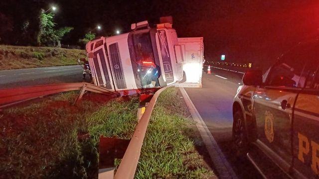 Caminhão carregado com frango congelado tomba após motorista sofrer mal súbito na BR-376, em Califórnia