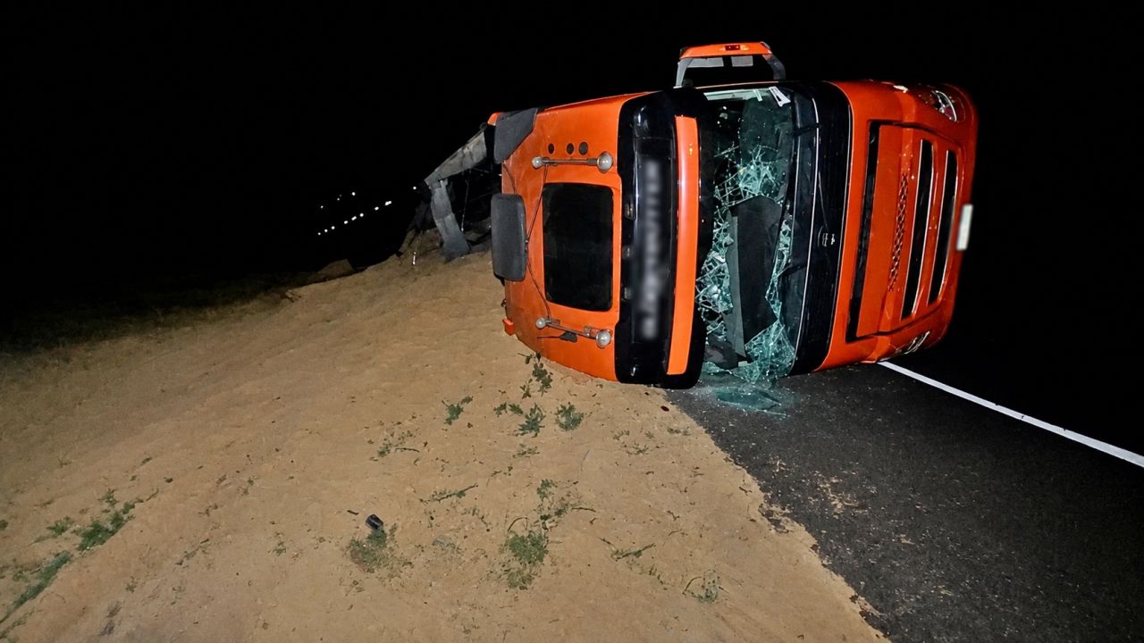 Carreta carregada com soja tomba na BR-163 em Cascavel e motorista é encaminhado para atendimento médico
