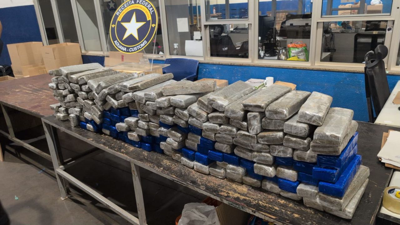 Receita Federal retém aproximadamente 140 kg de substância análoga à maconha na BR-277