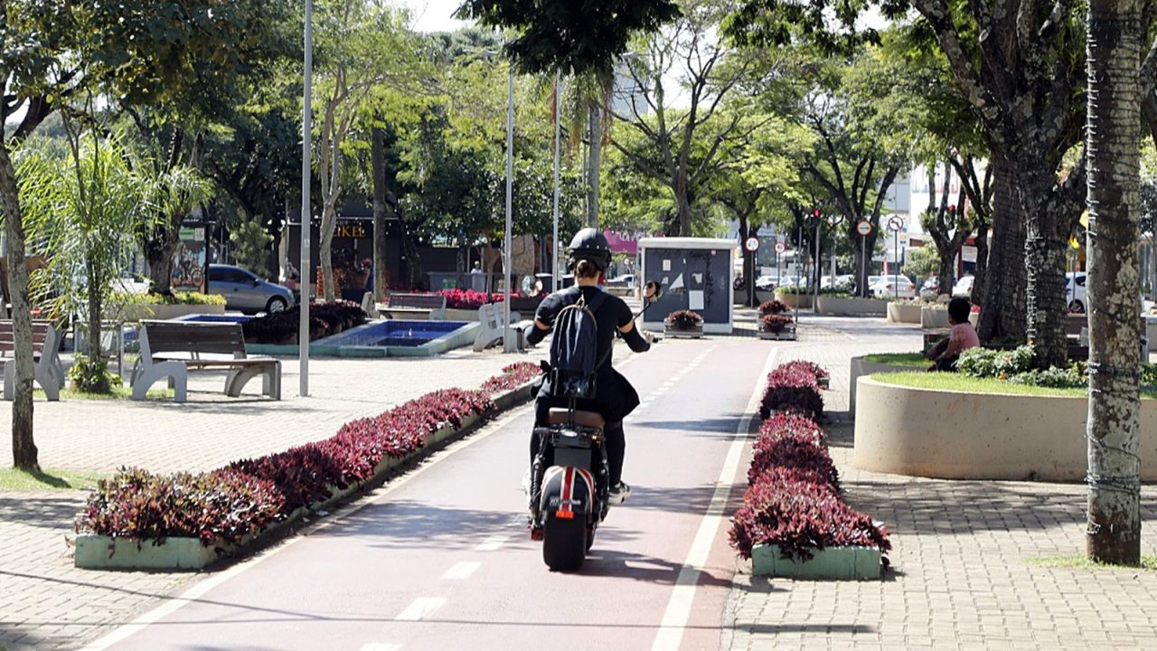 Cascavel regulamenta bicicletas elétricas e patinetes; capacete passa a ser obrigatório e circulação em calçadas é proibida