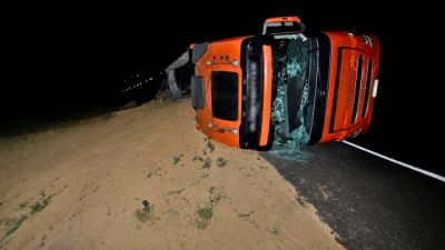 Imagem referente à notícia: Carreta carregada com soja tomba na BR-163 em Cascavel e motorista é encaminhado para atendimento médico