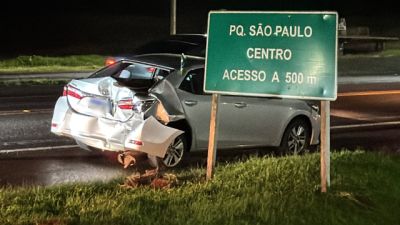 Imagem referente à notícia: Caminhão atinge traseira de Toyota Corolla em engavetamento na BR-277, em Cascavel