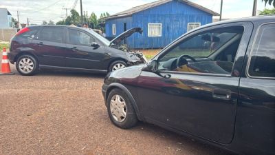 Imagem referente à notícia: Mulher fica ferida após colisão entre Corsa e Focus no Bairro Brasmadeira, em Cascavel
